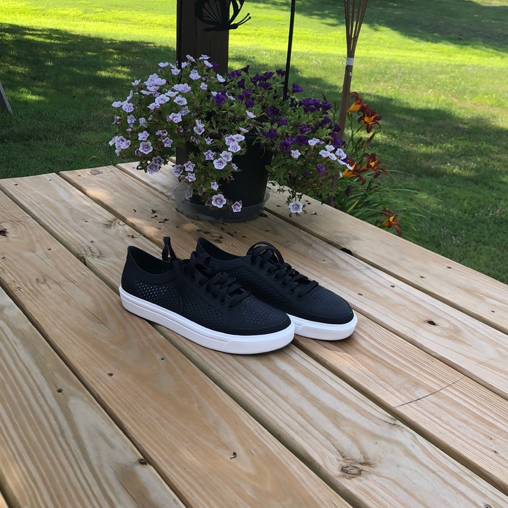 Size 10 crocs sneakers